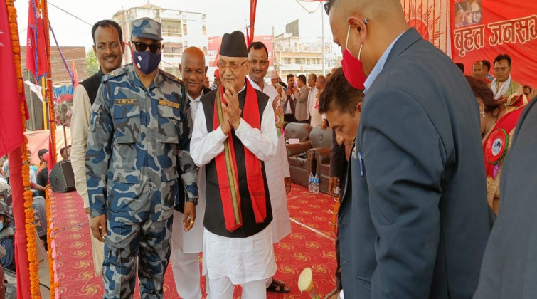 कुर्ता पाईजामामा रातो गम्छा भिरेर विरगञ्ज पुगे ओली, हजारौंलाई पार्टी प्रवेश गराउने